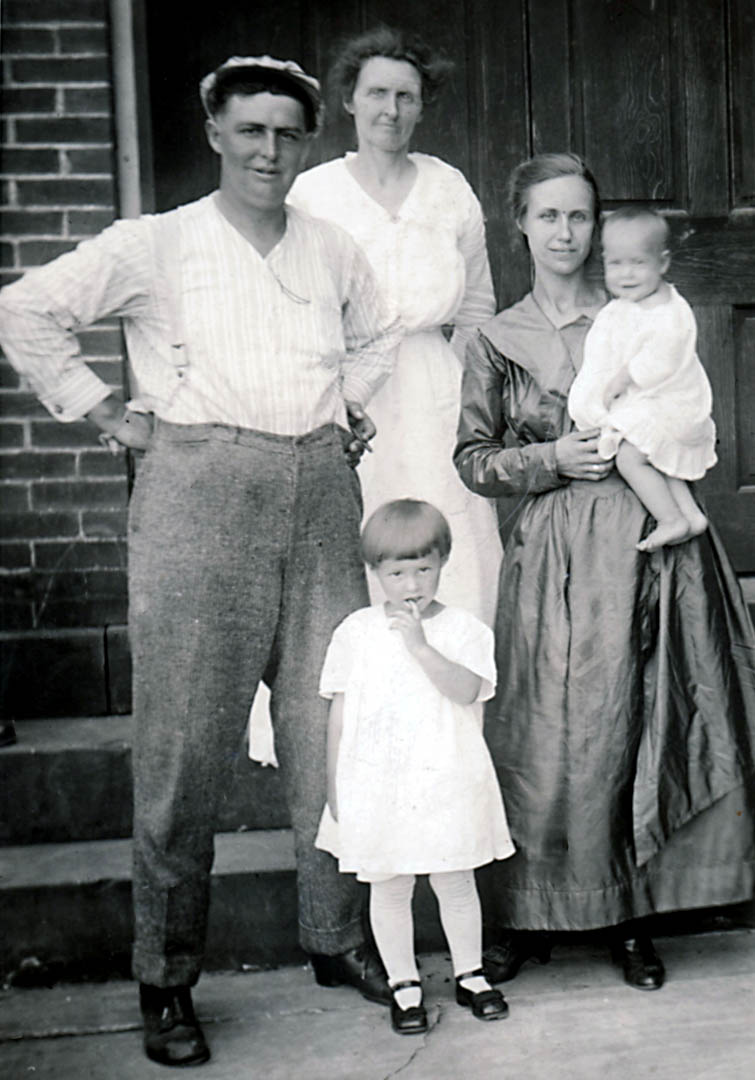 Bennie Robinson, Iva (his Mother), Ernst (his wife), Willena and Louise (baby) cropped